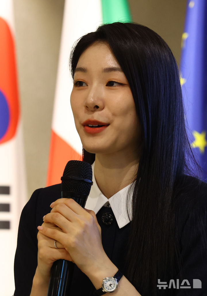 [서울=뉴시스] 박주성 기자 = 25일 오후 서울 강남구 하이 스트리트 이탈리아에서 열린 2026 밀라노 코르티나 동계 올림픽 공식 설명회, “2026 밀라노 코르티나, 세계와 만나다”에서 전 피겨스케이팅 선수 김연아가 발언을 하고 있다. 2025.06.25. park7691@newsis.com