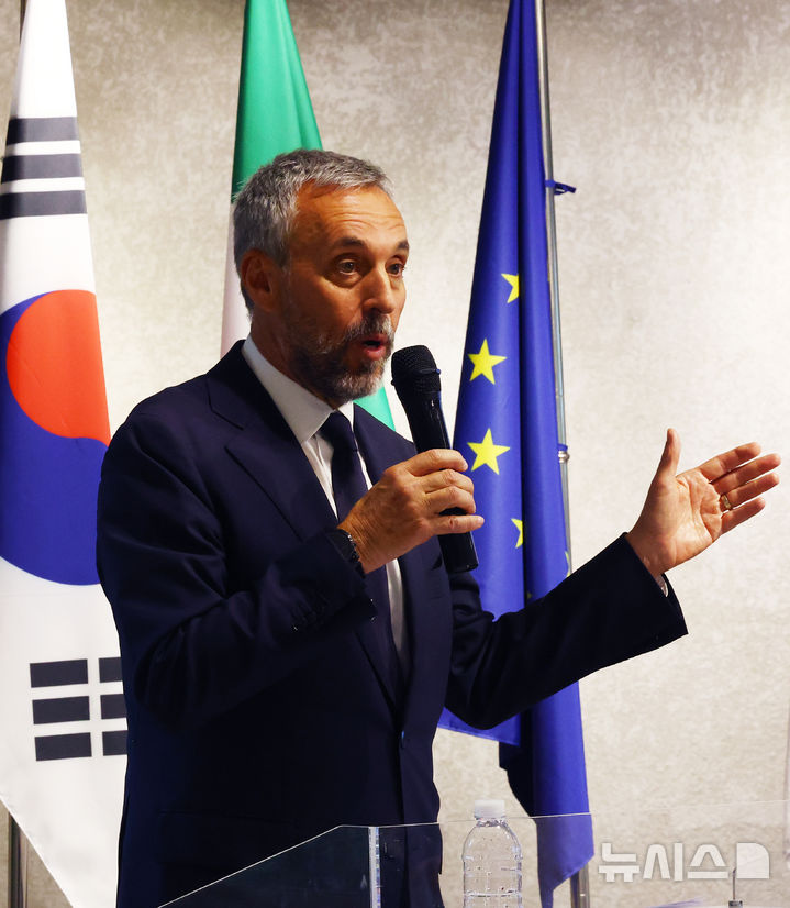 [서울=뉴시스] 박주성 기자 = 25일 오후 서울 강남구 하이 스트리트 이탈리아에서 열린 2026 밀라노 코르티나 동계 올림픽 공식 설명회, “2026 밀라노 코르티나, 세계와 만나다”에서 안드레아 바르니에르 밀라노 코르티나 동계올림픽 조직위원회 CEO가 올림픽 프레젠테이션을 하고 있다. 2025.06.25. park7691@newsis.com