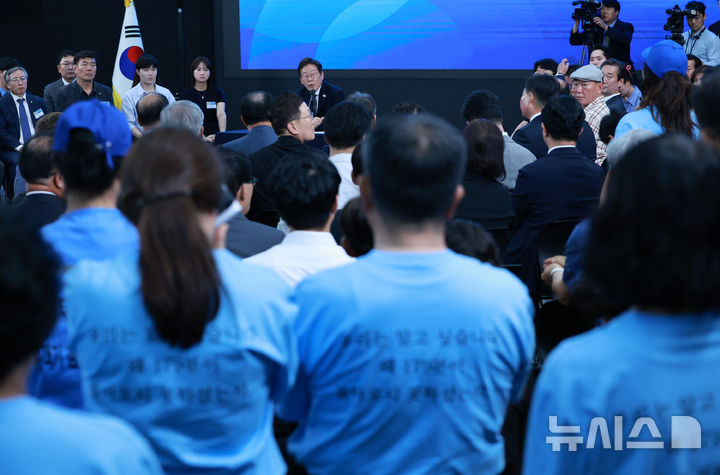 [광주=뉴시스] 고범준 기자 = 이재명 대통령이 25일 광주 국립아시아문화전당에서 열린 광주시민, 전남도민과 타운홀미팅에서 12·29 무안공항 제주항공 여객기 참사 유족들의 질문을 듣고 있다. 2025.06.25. bjko@newsis.com