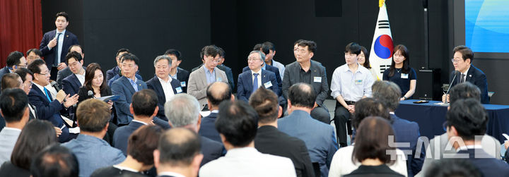 [광주=뉴시스] 고범준 기자 = 이재명 대통령이 25일 광주 국립아시아문화전당에서 열린 광주시민, 전남도민 타운홀미팅에서 김영록 전라남도지사의 발언을 듣고 있다. 2025.06.25. bjko@newsis.com