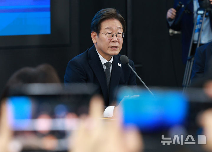 [광주=뉴시스] 고범준 기자 = 이재명 대통령이 '사법시험 부활'과 관련해 제도 개선 방안을 검토해보라고 말한 것에 대해 대한법학교수회가 환영한다는 입장을 밝혔다. 사진은 이재명 대통령이 지난 25일 광주 국립아시아문화전당에서 열린 광주시민, 전남도민 타운홀미팅에서 참석자 질문에 답하는 모습. 2025.06.25. bjko@newsis.com