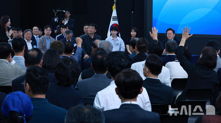 [광주=뉴시스] 고범준 기자 = 이재명 대통령이 25일 광주 국립아시아문화전당에서 열린 광주시민, 전남도민 타운홀미팅에서 참석자 질문을 받고 있다. 2025.06.25. bjko@newsis.com