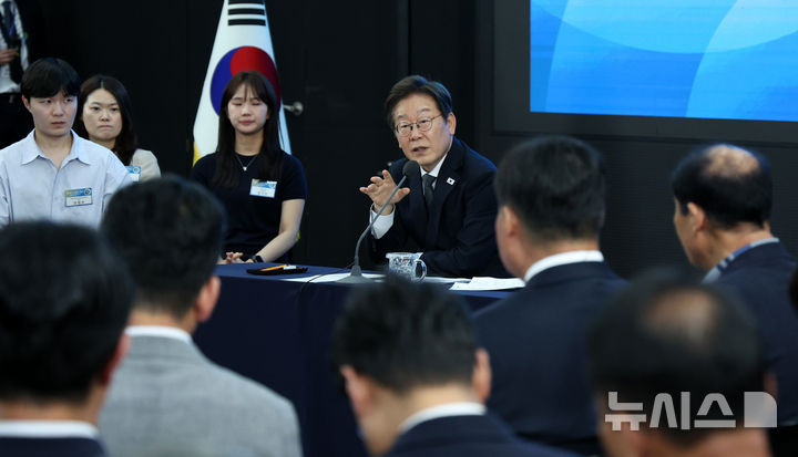 [광주=뉴시스] 고범준 기자 = 이재명 대통령이 25일 광주 국립아시아문화전당에서 열린 광주시민, 전남도민 타운홀미팅에서 참석자 질문에 답하고 있다. 2025.06.25. bjko@newsis.com