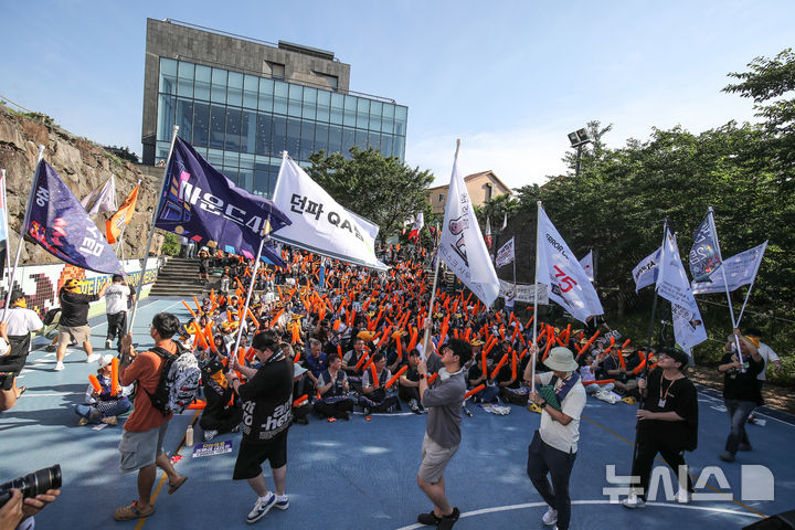 [제주=뉴시스] 우장호 기자 = 민주노총 화학섬유식품노조 넥슨지회 네오플분회 소속 네오플 본사 직원들이 25일 오후 제주시 노형동 네오플 사옥 내 농구장에서 고강도 노동과 성과급 문제를 거론하며 파업 결의대회를 열고 있다. 2025.06.25. woo1223@newsis.com