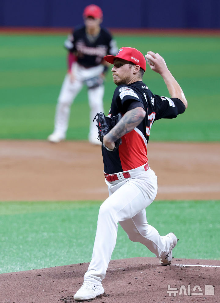 [서울=뉴시스] 홍효식 기자 = 25일 서울 구로구 고척스카이돔에서 열린 2025 KBO리그 KIA 타이거즈와 키움 히어로즈의 경기, 1회말 KIA 애덤 올러가 공을 던지고 있다. 2025.06.25. yesphoto@newsis.com