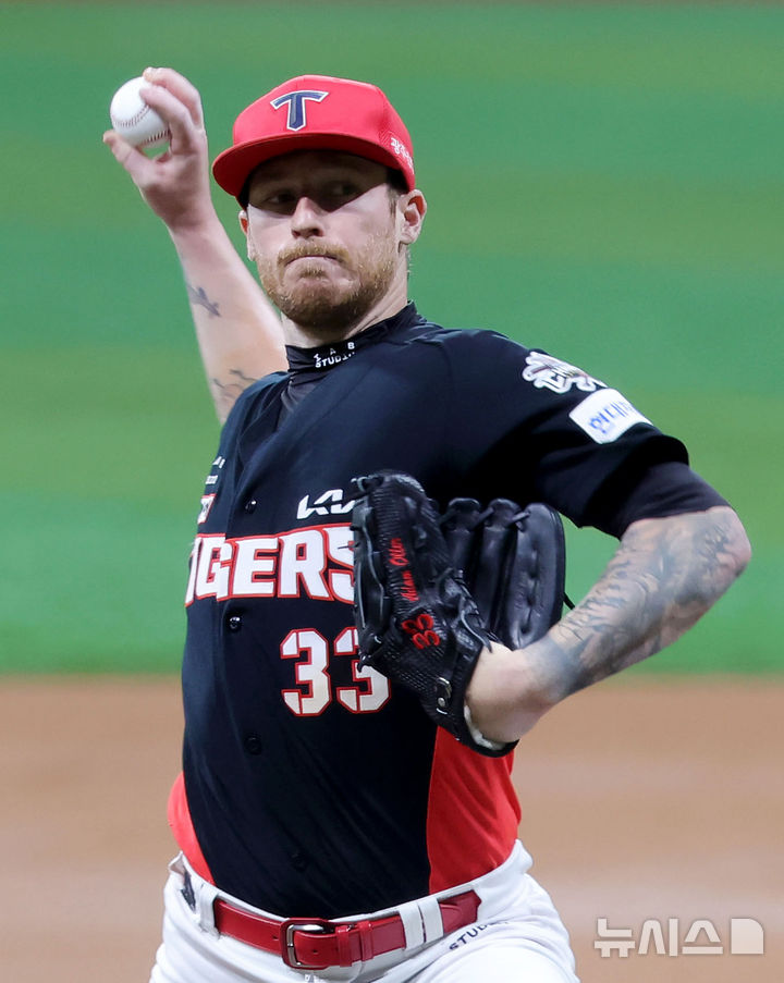 [서울=뉴시스] 홍효식 기자 = 25일 서울 구로구 고척스카이돔에서 열린 2025 KBO리그 KIA 타이거즈와 키움 히어로즈의 경기, 1회말 KIA 애덤 올러가 공을 던지고 있다. 2025.06.25. yesphoto@newsis.com