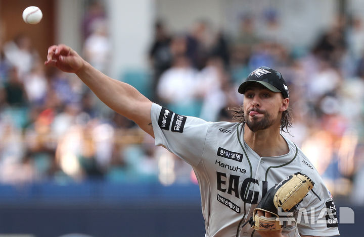 [대구=뉴시스] 이무열 기자 = 25일 대구 수성구 삼성라이온즈파크에서 열린 2025 신한 SOL 뱅크 KBO 리그 한화 이글스와 삼성 라이온즈의 경기, 1회말 한화 선발투수 와이스가 역투하고 있다. 2025.06.25. lmy@newsis.com