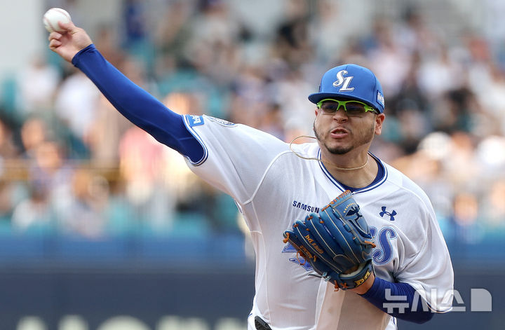 [대구=뉴시스] 이무열 기자 = 25일 대구 수성구 삼성라이온즈파크에서 열린 2025 신한 SOL 뱅크 KBO 리그 한화 이글스와 삼성 라이온즈의 경기, 1회초 삼성 선발투수 후라도가 역투하고 있다. 2025.06.25. lmy@newsis.com