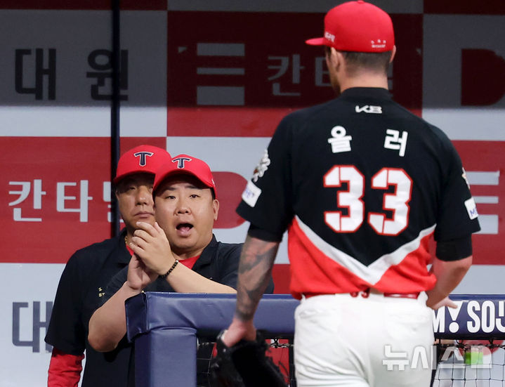 [서울=뉴시스] 홍효식 기자 = 25일 서울 구로구 고척스카이돔에서 열린 2025 KBO리그 KIA 타이거즈와 키움 히어로즈의 경기, 이범호 KIA 감독이 3이닝을 무실점으로 마친 올러에게 박수를 보내고 있다. 2025.06.25. yesphoto@newsis.com