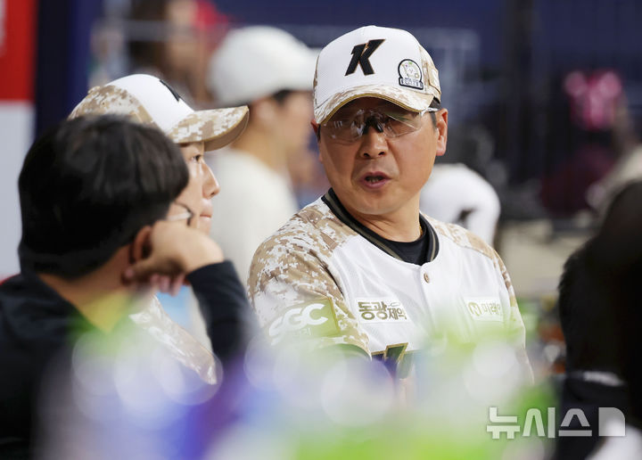 [서울=뉴시스] 홍효식 기자 = 25일 서울 구로구 고척스카이돔에서 열린 2025 KBO리그 KIA 타이거즈와 키움 히어로즈의 경기, 홍원기 키움 감독이 경기를 지켜보며 코치진과 대화하고 있다. 2025.06.25. yesphoto@newsis.com