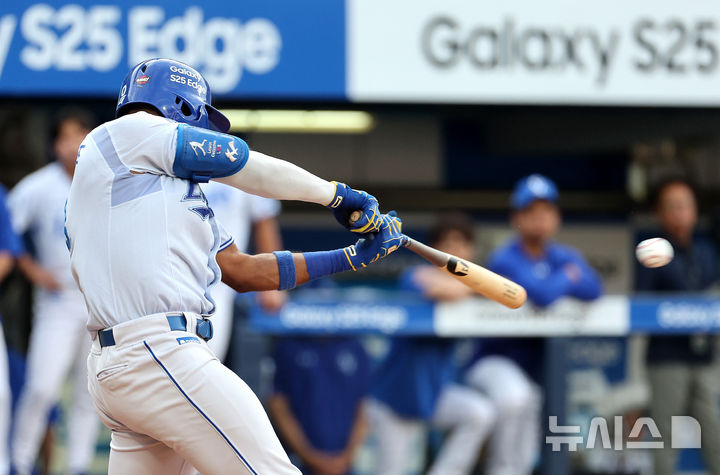 [대구=뉴시스] 이무열 기자 = 25일 대구 수성구 삼성라이온즈파크에서 열린 2025 신한 SOL 뱅크 KBO 리그 한화 이글스와 삼성 라이온즈의 경기, 1회말 1사 2루 상황에서 삼성 디아즈가 1타점 적시타를 때리고 있다. 2025.06.25. lmy@newsis.com