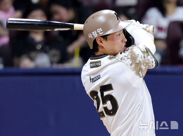 [서울=뉴시스] 홍효식 기자 = 25일 서울 구로구 고척스카이돔에서 열린 2025 KBO리그 KIA 타이거즈와 키움 히어로즈의 경기, 4회말 2사 1,3루 키움 주성원이 1타점 1루타를 치고 있다. 2025.06.25. yesphoto@newsis.com