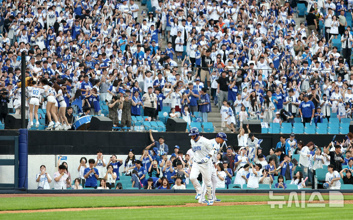 [대구=뉴시스] 이무열 기자 = 25일 대구 수성구 삼성라이온즈파크에서 열린 2025 신한 SOL 뱅크 KBO 리그 한화 이글스와 삼성 라이온즈의 경기, 3회말 무사 주자 없는 상황에서 삼성 박병호가 솔로 홈런을 때린 뒤 베이스를 돌고 있다. 2025.06.25. lmy@newsis.com