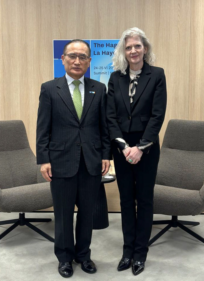 [서울=뉴시스] 위성락 대통령실 국가안보실장이 24일(현지 시간) 네덜란드 헤이그에서 앨리슨 후커 미국 국무부 정무차관과 NATO 정상회의 계기 면담하고 있다. (사진=대통령실 제공) 2025.06.25. photo@newsis.com *재판매 및 DB 금지