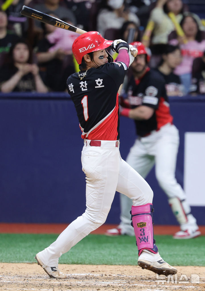 [서울=뉴시스] 홍효식 기자 = 25일 서울 구로구 고척스카이돔에서 열린 2025 KBO리그 KIA 타이거즈와 키움 히어로즈의 경기, 9회초 무사 만루 KIA 박찬호가 1타점 1루타를 치고 있다. 2025.06.25. yesphoto@newsis.com