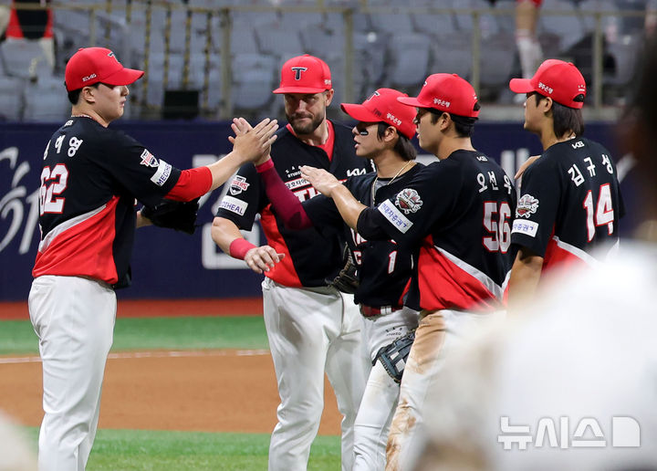 [서울=뉴시스] 홍효식 기자 = 25일 서울 구로구 고척스카이돔에서 열린 2025 KBO리그 KIA 타이거즈와 키움 히어로즈의 경기, 6-3으로 승리한 KIA 선수들이 기뻐하고 있다. 2025.06.25. yesphoto@newsis.com