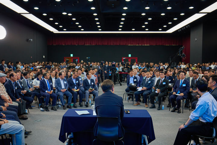 [서울=뉴시스] 이재명 대통령이 25일 광주 국립아시아문화전당에서 광주시민·전남도민과 타운홀미팅을 하고 있다. (사진=대통령실 제공) 2025.06.25. photo@newsis.com *재판매 및 DB 금지