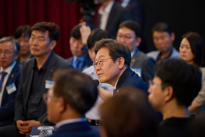 [서울=뉴시스] 이재명 대통령이 지난 6월 25일 광주 국립아시아문화전당에서 광주시민·전남도민과 타운홀미팅을 하는 모습. (사진=대통령실 제공) 2025.09.10. photo@newsis.com *재판매 및 DB 금지