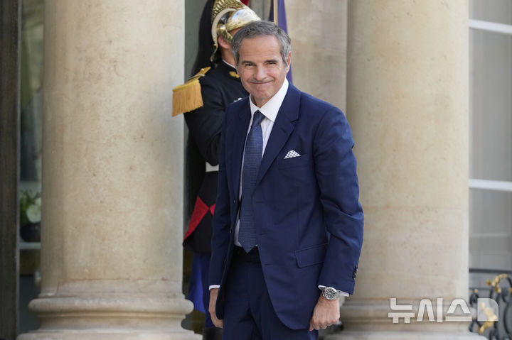 [파리=AP/뉴시스]라파엘 그로시 국제원자력기구(IAEA) 사무총장이 지난 25일(현지시각) 프랑스 대통령궁에 들어서고 있다. 그는 26일 프랑스 라디오와 인터뷰에서 이란 포르도의 원심분리기가 작동 불능 상태라고 밝혔다. 2025.6.27.