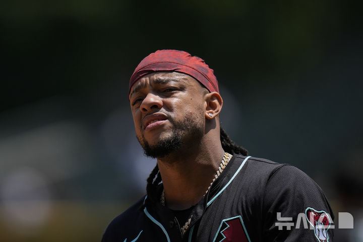 [시카고=AP/뉴시스] 애리조나 다이아몬드백스의 케텔 마르테가 26일(한국 시간) 미국 일리노이주 시카고의 레이트 필드에서 열리는 2025 메이저리그(MLB) 시카고 화이트삭스와의 경기를 앞두고 웜업을 하고 있다. 2025.06.26