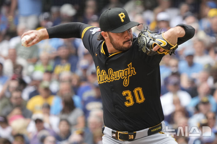 [밀워키=AP/뉴시스] 피츠버그 파이리츠의 폴 스킨스가 26일(한국 시간) 미국 위스콘신주 밀워키의 아메리칸패밀리필드에서 벌어진 2025 메이저리그(MLB) 밀워키 브루어스와의 경기에 선발 등판해 역투하고 있다. 2025.06.26