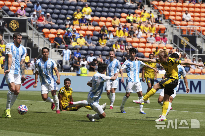 [신시내티=AP/뉴시스] 2025 국제축구연맹(FIFA) 클럽월드컵 조별리그 F조 3차전에서 맞붙은 프로축구 K리그1 울산 HD와 독일 프로축구 분데스리가 도르트문트의 경기 장면. 2025.06.25.