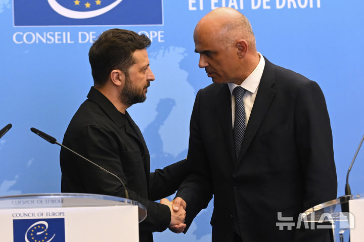 [스트라스부르=AP/뉴시스] 볼로디미르 젤렌스키(왼쪽) 우크라이나 대통령이 25일(현지 시간) 프랑스 동부 스트라스부르의 유럽평의회(CoE)에서 러시아의 전쟁범죄에 대한 특별재판소 설립 문서에 서명한 뒤 알랭 베르세 CoE 사무총장과 악수하고 있다. 2025.06.26.