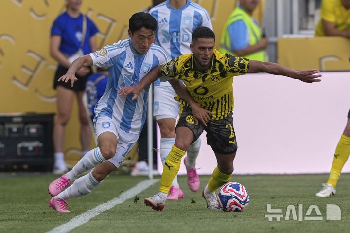 [신시내티=AP/뉴시스] 2025 국제축구연맹(FIFA) 클럽월드컵 조별리그 F조 3차전에서 맞붙은 프로축구 K리그1 울산 HD의 이진현과 독일 프로축구 분데스리가 도르트문트의 얀 쿠토. 2025.06.25.