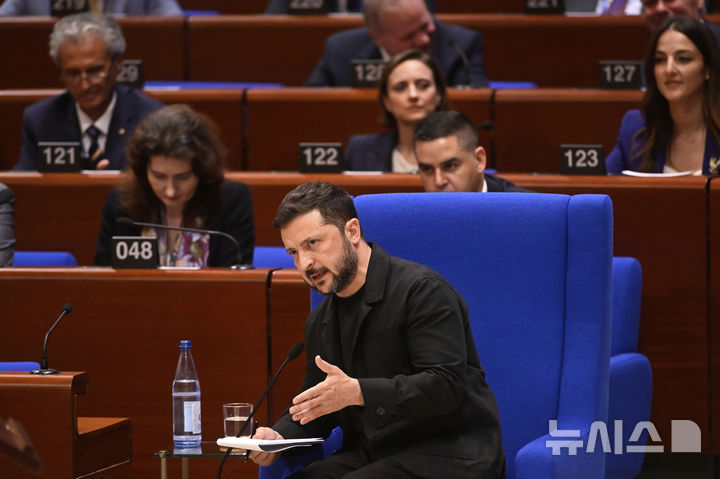 [스트라스부르=AP/뉴시스] 볼로디미르 젤렌스키 우크라이나 대통령이 25일(현지 시간) 프랑스 동부 스트라스부르에서 열린 유럽평의회(CoE) 회의에서 연설하고 있다. 젤렌스키 대통령은 이날 러시아의 전쟁범죄에 대한 특별재판소 설립 문서에 서명했다. 2025.06.26.