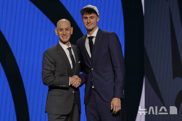 [뉴욕=AP/뉴시스] 2025 미국프로농구(NBA) 드래프트 전체 1순위로 댈러스 매버릭스에 입단한 쿠퍼 플래그. 2025.06.25.