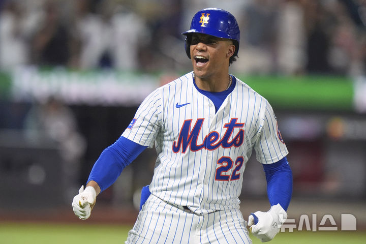 [뉴욕=AP/뉴시스] 미국 메이저리그 뉴욕 메츠의 후안 소토가 25일(현지 시간) 미국 뉴욕주 시티필드에서 열린 2025 MLB 애틀랜타 브레이브스와의 경기에서 홈런을 친 뒤 기뻐하고 있다. 2025.06.25.