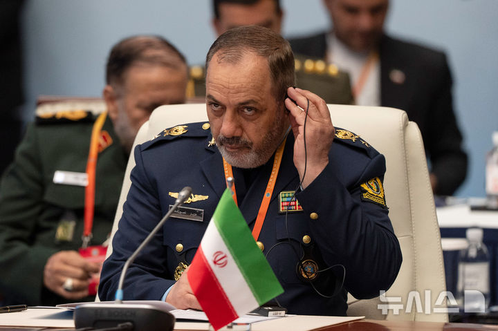 [칭다오=AP/뉴시스] 아지즈 나시르자데 이란 국방장관이 26일 중국 칭다오에서 열린 상하이협력기구(SCO) 국방장관회의에 참석하고 있다. 2025.06.26.