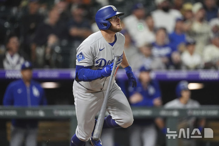 [덴버=AP/뉴시스] 메이저리그 LA 다저스 맥스 먼시가 26일(한국 시간) 콜로라도주 덴버의 쿠어스 필드에서 열린 콜로라도 로키스와의 경기에서 만루 홈런을 쳤다. 2025.06.26.