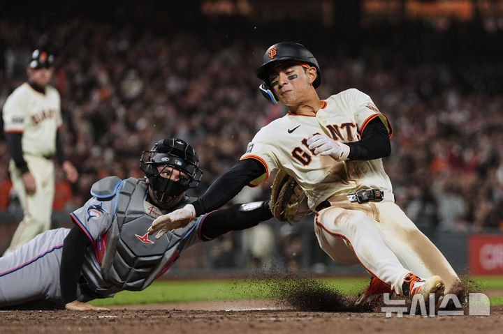 [샌프란시스코=AP/뉴시스] 샌프란시스코 자이언츠의 이정후(오른쪽)가 25일(현지 시간) 미 캘리포니아주 샌프란시스코 오라클 파크에서 열린 2025 메이저리그 마이애미 말린스와의 경기 9회 말 홈에서 아웃되고 있다. 2025.06.26.