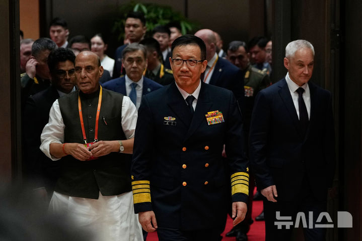 [칭다오=AP/뉴시스] 중국과 인도 국방 수장이 상하이협력기구(SCO) 국방장관 회의를 계기로 만나 국경 분쟁의 평화적 해결에 뜻을 모았다. 26일 중국 산둥성 칭다오에서 둥쥔 중국 국방부장(가운데)과 라지나트 싱 인도 국방장관(왼쪽) 등이 회의장에 입장하는 모습. 2025.06.27
