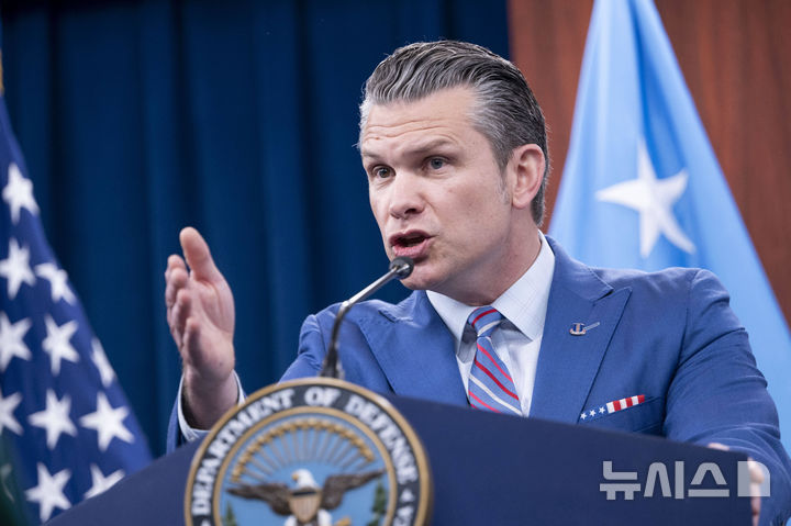 [워싱턴=AP/뉴시스] 피트 헤그세스 미국 국방장관이 6월26일 워싱턴 국방부 청사에서 기자회견하고 있다. 미 국방부가 기자들에게 기밀이 아닌 정보라도 공개 승인을 받기 전 정보를 수집하거나 보도하지 않겠다는 서약서에 서명하도록 요구하는 새 제한 조치를 발표하면서 이를 따르지 않으면 취재 자격이 박탈될 수 있다고 위협했다고 미 시사주간지 타임이 21일(현지시각) 보도했다. 2025.09.22.