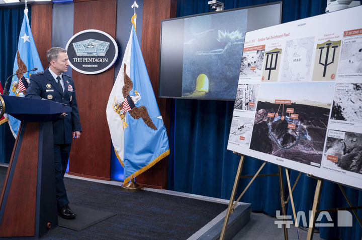[워싱턴=AP/뉴시스] 댄 케인 미국 합참의장이 26일(현지 시간) 미 워싱턴DC 국방부 청사에서 최근 이란 포르도 핵 시설 등에 대한 미국의 '미드나이트 해머' 작전과 관련해 설명하고 있다. 2025.06.27.