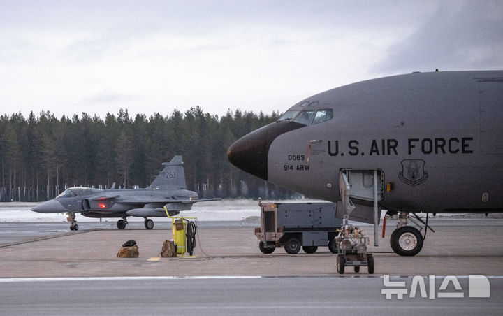 [AP/뉴시스] 미 군용 공중급유기 KC-135 스트래토탱커(오른쪽) 자료 사진 (사진=뉴시스DB) 