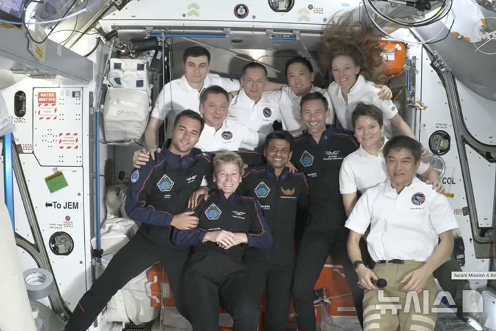 [ AP/뉴시스] 미 항공우주국(NASA)이 제공한 사진에  국제우주정거장에 모인 세계 각국의 민간 우주항공 비행사들의 모습.  트럼프 정부의 과학분야 인력 구조조정과 예산삭감에 항의하는 NASA직원들의 공식 항의서한이 21일 공개됐다. 2025. 07.23.  