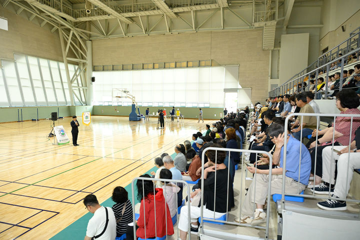 [거제=뉴시스] 신정철 기자= 거제시파크골프협회(협회장 김일곤)가 총 30개 클럽, 약 2700여 명의 회원을 확충하는 등 지역 대표 생활체육 단체로 자리매김하고 있다.사진은 지난 25일 거제국민체육센터에서 개최된 ‘제21기 248명의 신입회원 소양교육 수료식 모습.(사진=거제시 제공).2025.06.26. photo@newsis.com *재판매 및 DB 금지