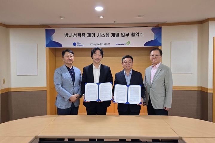 왼쪽부터 이광오 블루마그넷 부사장, 이기석 대표이사, 신상연 우진엔텍 대표이사, 김종호 부사장. (사진=우진엔텍) *재판매 및 DB 금지