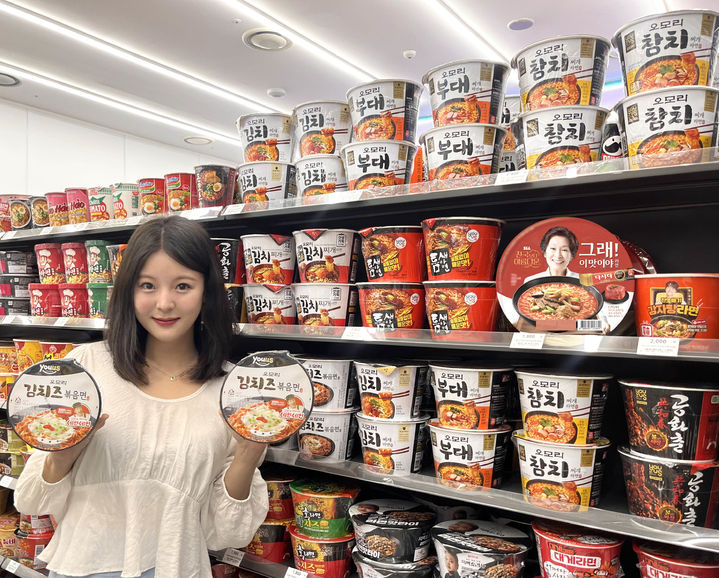 [서울=뉴시스] GS리테일이 운영하는 편의점 GS25가 누적 1억 개 판매된 PB(자체브랜드) 라면 오모리 시리즈 여덟 번째 스핀오프 제품 '오모리김치즈볶음면'을 출시한다고 26일 밝혔다. (사진=GS리테일 제공) *재판매 및 DB 금지