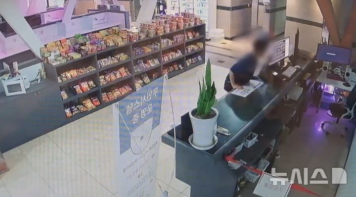 [김해=뉴시스] 경남 김해 일대 무인매장 절도 20대 구속. (사진=김해서부경찰서 제공) 2025.06.26. photo@newsis.com