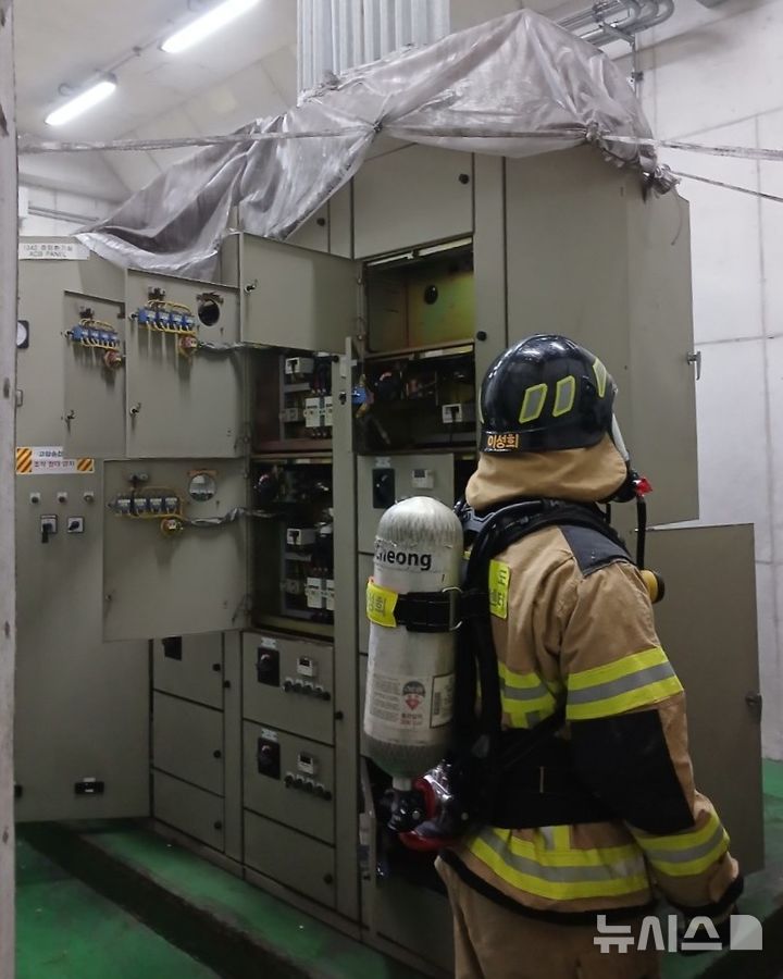 [인천=뉴시스] 26일 오전 인천 연수구 송도동 인천도시철도 1호선 테크노파크역 인근 지하 환기설비 배전반에서 불이 났다. (사진=인천소방본부 제공) 2025.06.26. photo@newsis.com