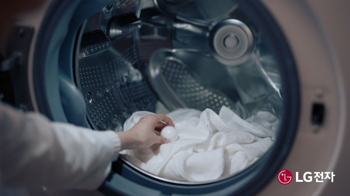 [서울=뉴시스]LG전자가 26일 국가물산업클러스터사업단 및 한국물포럼과 저탄소 미네랄 워시 시범사업 업무 협약을 체결한다. 협약을 통해 계면활성제를 대체하는 세탁 세제 원료가 될 수 있는 수용성 유리파우더 '미네랄 워시'의 가능성을 확인한다. 사진은 미네랄 워시를 활용해 세탁하는 모습을 연출한 이미지. (사진 = LG전자) 2025.06.26. photo@newsis.com&nbsp;&nbsp; *재판매 및 DB 금지