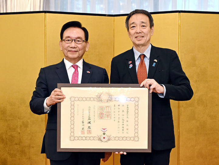 [서울=뉴시스] 김기병 롯데관광개발 회장(왼쪽)이 미즈시마 고이치 주한 일본대사로부터 '욱일중수장'(旭日中綏章)을 받은 뒤 기념 촬영을 하고 있다. photo@newsis.com *재판매 및 DB 금지