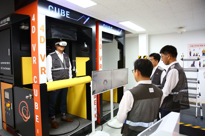 [서울=뉴시스] 김승모 한화건설부문 대표이사(우측 첫번째)가 VR, AR 체험을 임직원들과 함께 보고 있다. (사진=한화 제공) 2025.06.26. photo@newsis.com *재판매 및 DB 금지