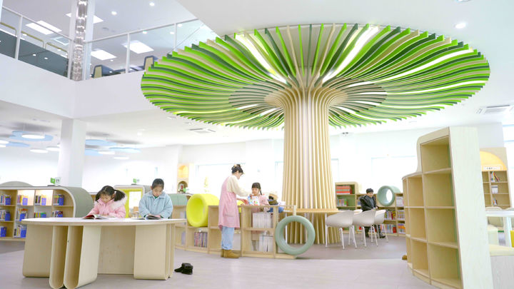 [괴산=뉴시스] 충북 괴산 군립도서관에서 책을 보며 노는 아이들. (사진=괴산군 제공) photo@dnewsis.com *재판매 및 DB 금지