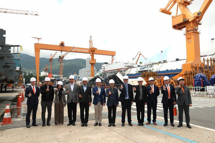 [거제=뉴시스] 대한민국 해군 초청으로 방한 중인 태국 해군본부 정책기획부장 착사왓 사이웡 소장 등 대표단 7명이 지난 25일 한화오션 거제사업장을 방문했다. 태국 해군 대표단이 한화오션 거제사업장을 방문해 기념사진을 촬영하고 있다. (사진=한화오션 제공) 2025.06.26. photo@newsis.com *재판매 및 DB 금지