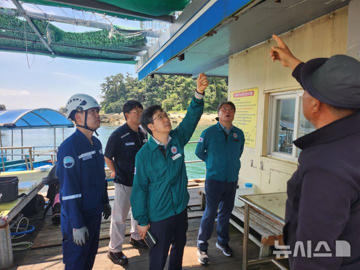 [통영=뉴시스] 경남도 수산자원과 등 유관기관 관계자들이 지난 25일 통영지역 한 낚시터를 찾아 시설 안전 관리 및 운영 실태를 점검하고 있다. (사진=경남도 제공) 2025.06.26. photo@newsis.com